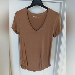 Abercrombie & Fitch AF Drapey T- tan v-neck Medium M